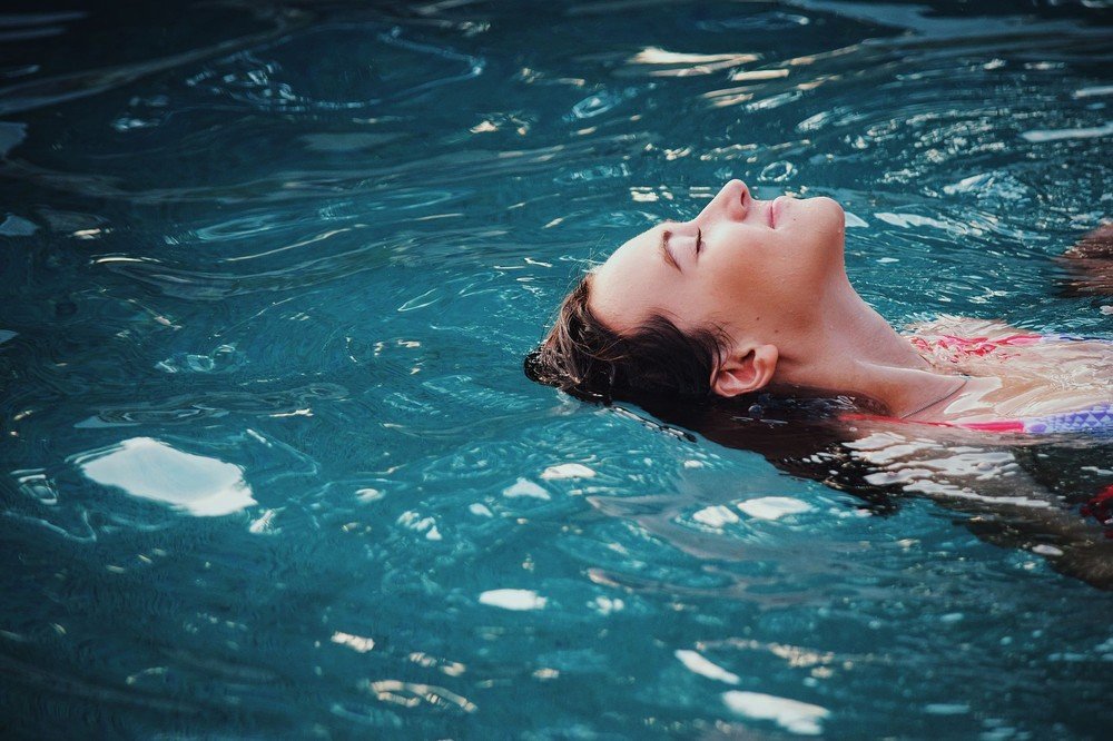Installation volet roulant pour piscine